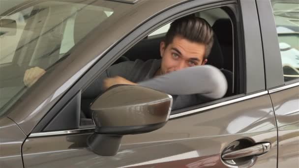 Ember mutatja a kulcs új kocsija - Felvétel, videó