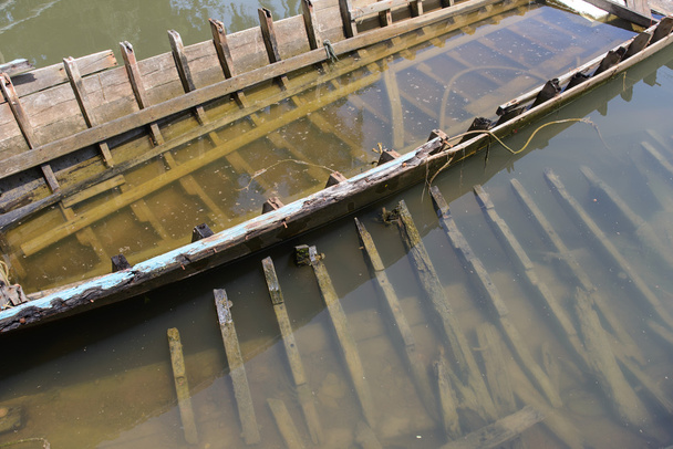 bateau en bois jeté dans le canal
 - Photo, image