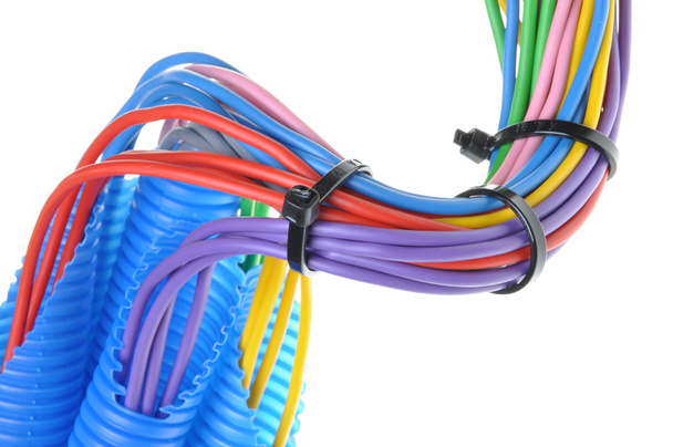 Кольорові електричні мідні кабелі для електрика в гофрованій трубі
 - Фото, зображення