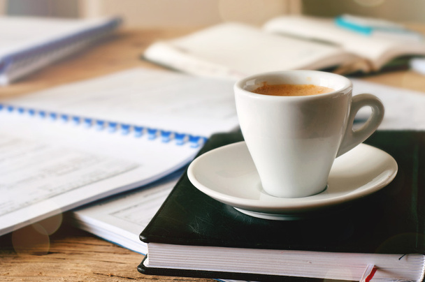 чашка кави стоїть на щоденнику
 - Фото, зображення
