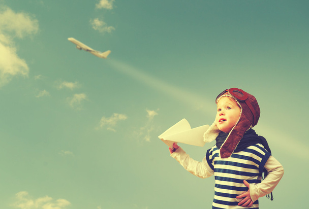 Ευτυχισμένο παιδί τα όνειρα να γίνει πιλοτική αεροπόρος και παίζει με σχέδιο - Φωτογραφία, εικόνα