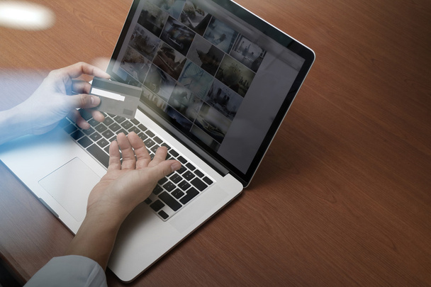 soci ile laptop ve holding kredi kartı kullanarak el Üstten Görünüm - Fotoğraf, Görsel