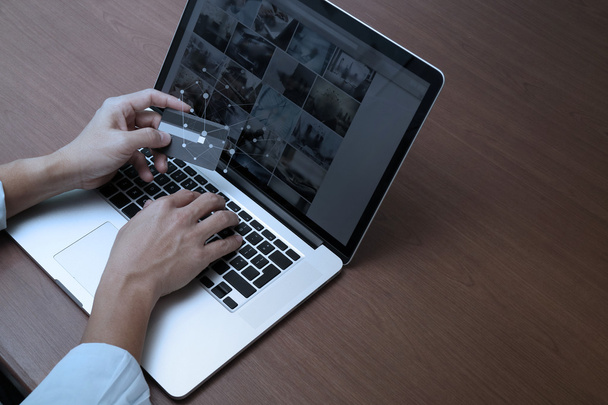 kezében laptop és a gazdaság hitelkártya segítségével soci felülnézete - Fotó, kép