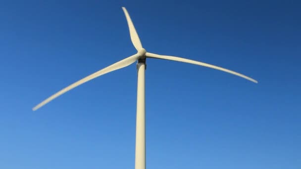 Windräder im Morgengrauen, grüne Energie. Windenergie, Windkraft - Filmmaterial, Video