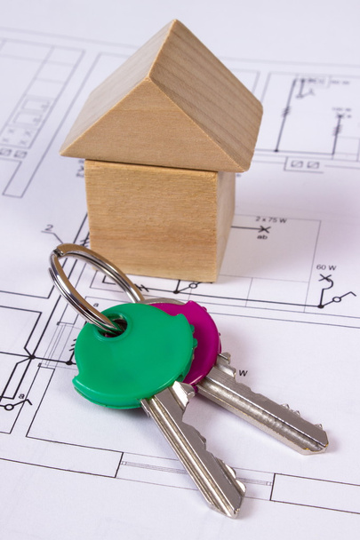 Haus aus Holzbausteinen und Schlüssel auf Bauzeichnung des Hauses, Bauhauskonzept - Foto, Bild