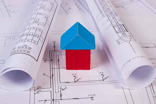 Maison de blocs de bois et rouleaux de diagrammes sur le dessin de construction de la maison
 - Photo, image