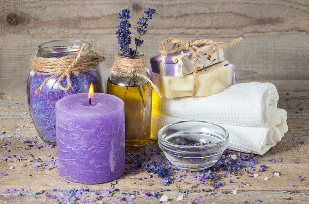 Lavendelöl, Lavendelblüten, handgemachte Seife und Badetücher, - Foto, Bild