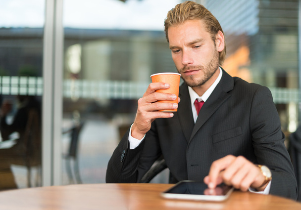 Businessman using tablet in coffee shop - Φωτογραφία, εικόνα