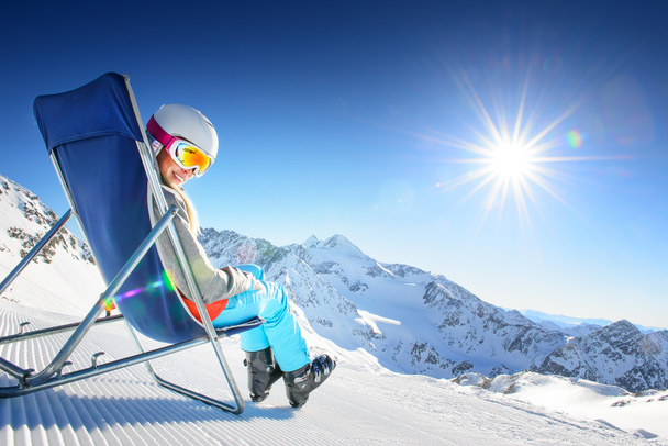 Chica divirtiéndose en estación de esquí
 - Foto, imagen