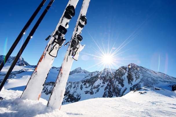Sprzęt narciarski w wysokich górach śniegu w zimie - Zdjęcie, obraz