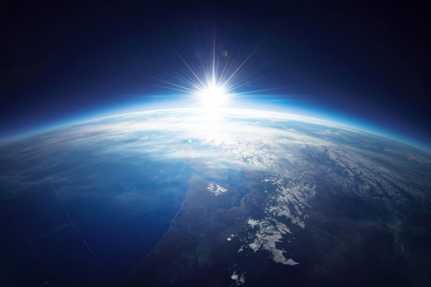 De weergave van de aarde vanuit de ruimte met zonsopgang. Elementen van deze afbeelding ingericht door Nasa - Foto, afbeelding