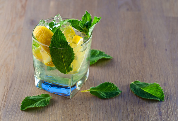 cocktail met citroen en pepermunt - Foto, afbeelding