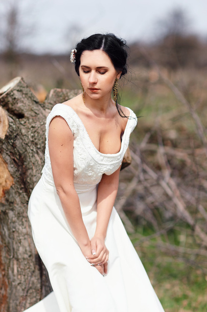 The shy bride near the stump - Foto, Bild