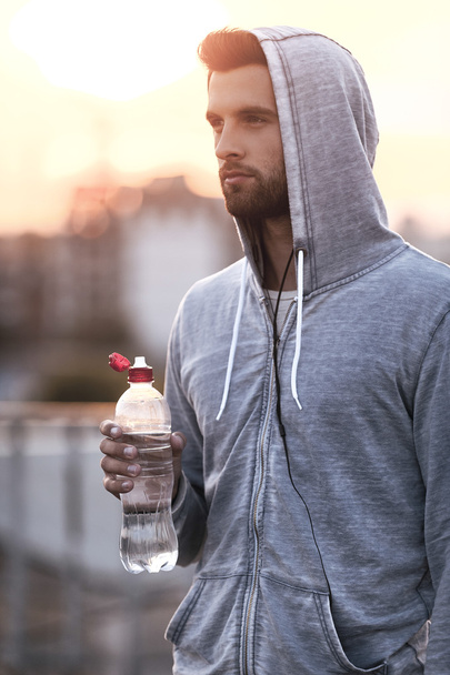 man holding bottle with water - Zdjęcie, obraz