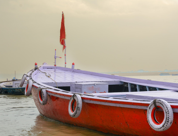 Vanhat puiset veneet Gangesin rannalla
 - Valokuva, kuva