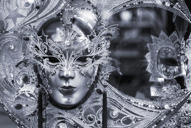Máscara veneciana blanca y negra
 - Foto, Imagen