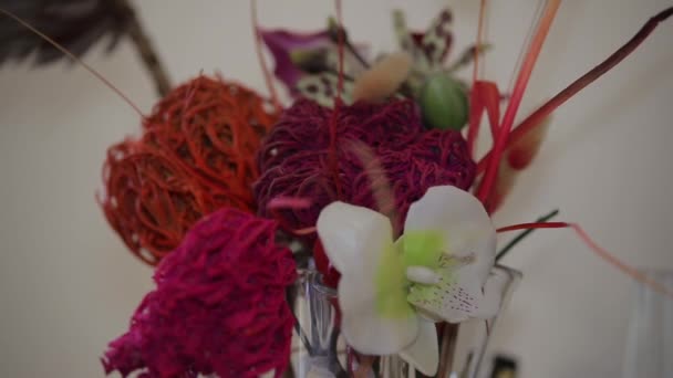 bukiet eustoma kwiaty w wazonie na białym tle - Materiał filmowy, wideo