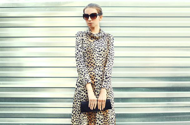 Fashion pretty young woman in sunglasses and leopard dress with - Foto, Imagem