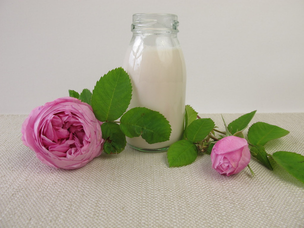 Рожевий йогурт напій і трояндові квіти
 - Фото, зображення