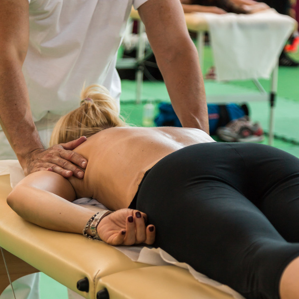 Fille blonde allongée sur la table du thérapeute après l'activité physique
 - Photo, image