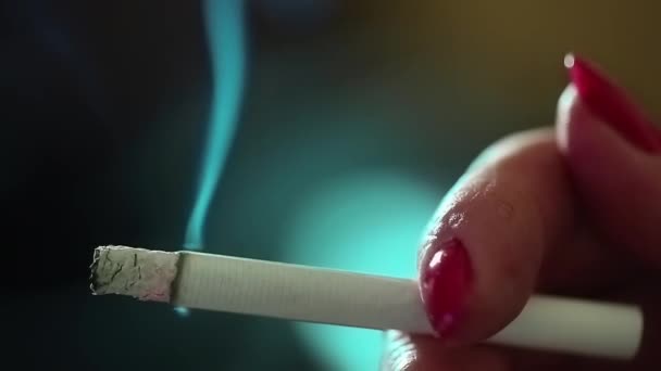 Kobieta z czerwone paznokcie palenia - Materiał filmowy, wideo