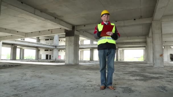 Инженер в желтом шлеме на строительной площадке
 - Кадры, видео