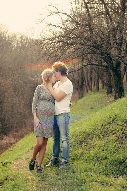 美しいカップル公園でポーズをとる - 写真・画像