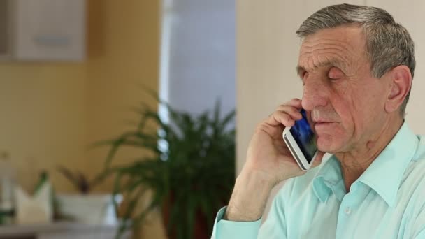 Hombre con teléfono inteligente blanco habla
 - Metraje, vídeo