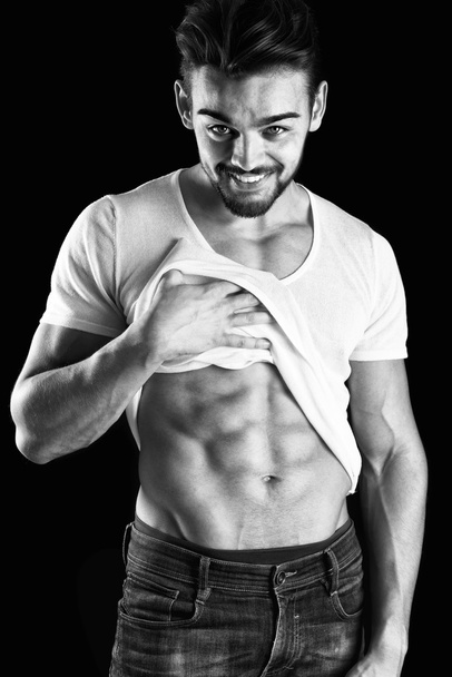 hombre mostrando músculos abdominales
 - Foto, Imagen
