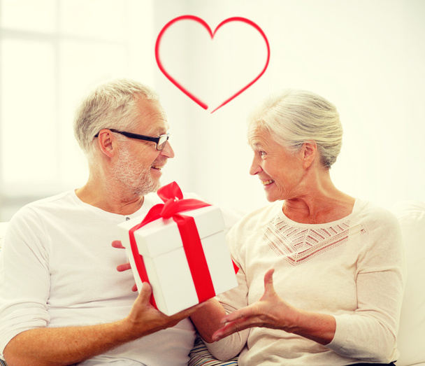 happy senior couple with gift box at home - Zdjęcie, obraz