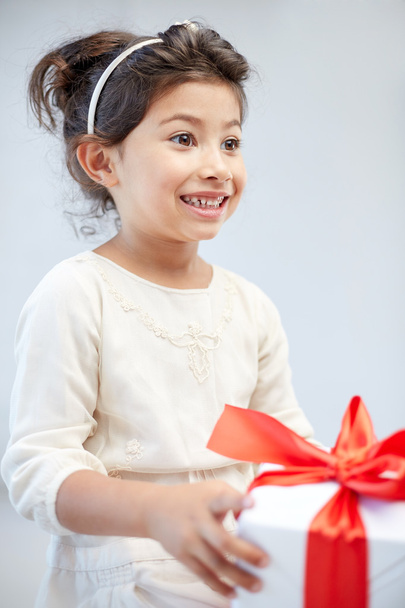 happy little girl with gift box at home - Foto, immagini