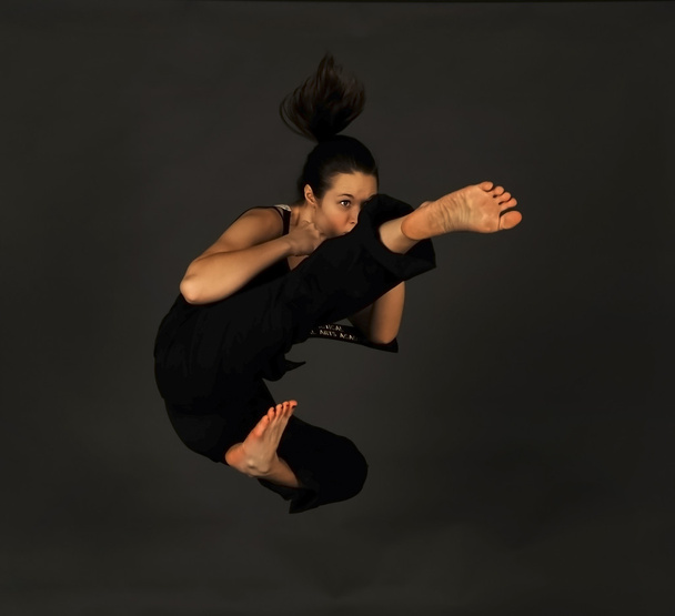 ММА - самка змішаних бойових мистецтв воїн ногами на чорному. - Фото, зображення