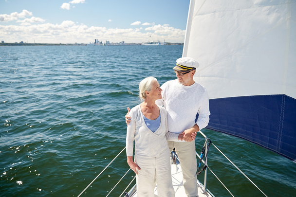 para starszych przytulanie na żagiel łodzi lub jachtu w morze - Zdjęcie, obraz