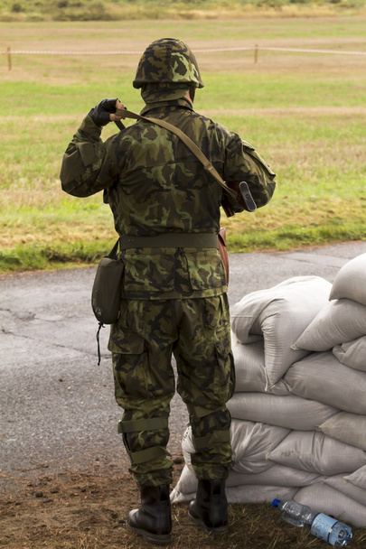 Soldat im Tarnanzug kämpft - Foto, Bild