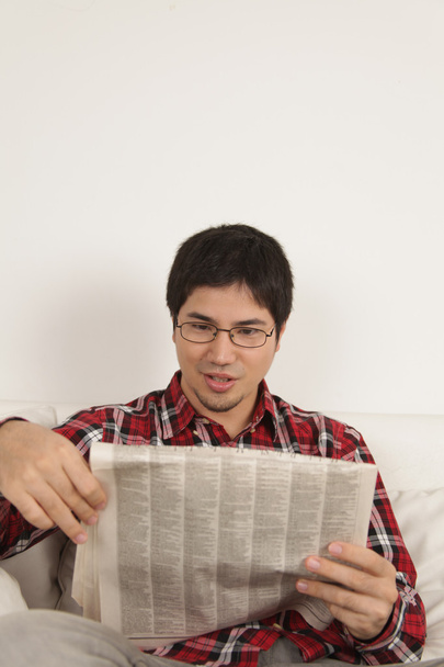 Mann liest Zeitung - Foto, Bild