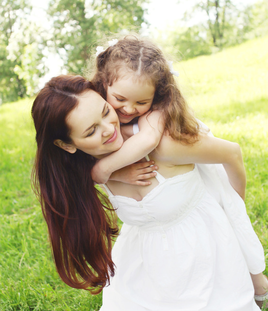 Ευτυχισμένη μητέρα και παιδί, να διασκεδάσουμε μαζί στο πάρκο καλοκαίρι - Φωτογραφία, εικόνα