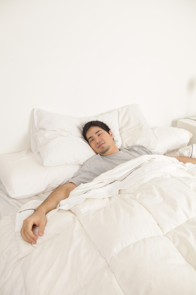 Hombre descansando en su cama
 - Foto, imagen