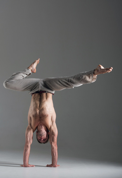 Man doing gymnastic exercise - Foto, Imagen