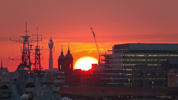 Oranžové slunce v Londýně, než slunce zmizí, zblízka - Záběry, video