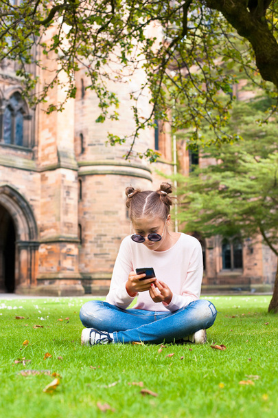 Mladá dáma s mobilním telefonem v Glasgow University garde - Fotografie, Obrázek
