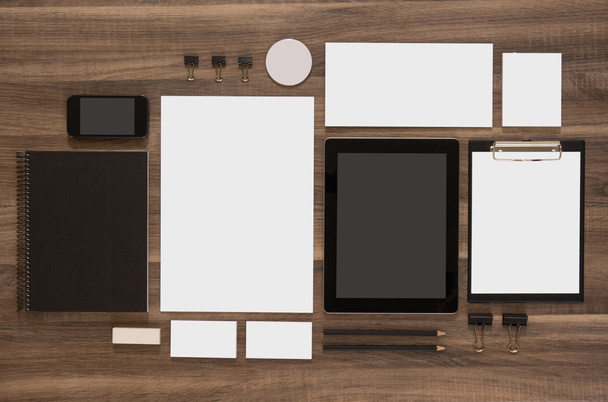 Набор шаблонов бизнес-бренда макета на деревянном столе
. - Фото, изображение