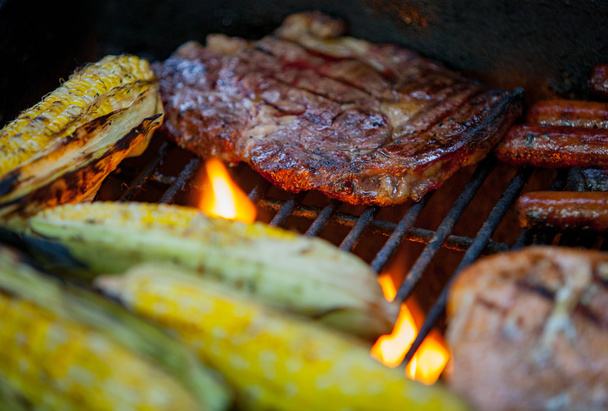 hot-dogs, steaks et saumon sur un gril
 - Photo, image