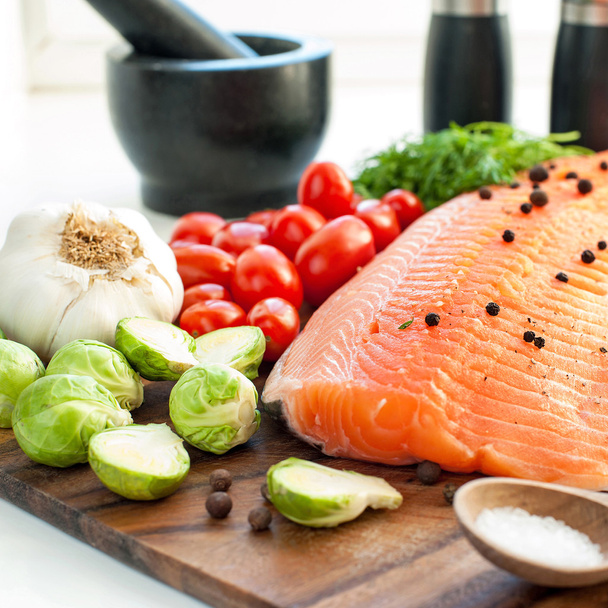 Fresh salmon with vegetables - ready to eat, ready to cook. - Photo, Image