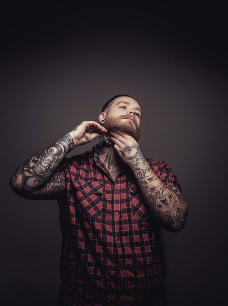 Homme avec tatouages et barbe
 - Photo, image