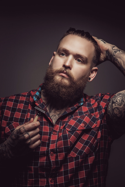 Uomo con tatuaggi e barba
 - Foto, immagini