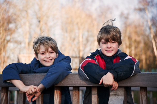 Retrato ao ar livre de dois jovens irmãos felizes
 - Foto, Imagem