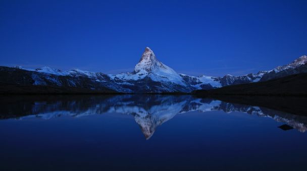 Matterhorn in het blauwe uur - Foto, afbeelding
