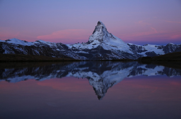 Cielo rosado de la mañana sobre el Matterhorn
 - Foto, imagen