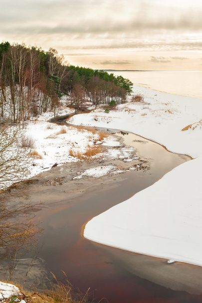 Paysage avec fonte au printemps sur la mer Baltique. Rivière de dégel
. - Photo, image