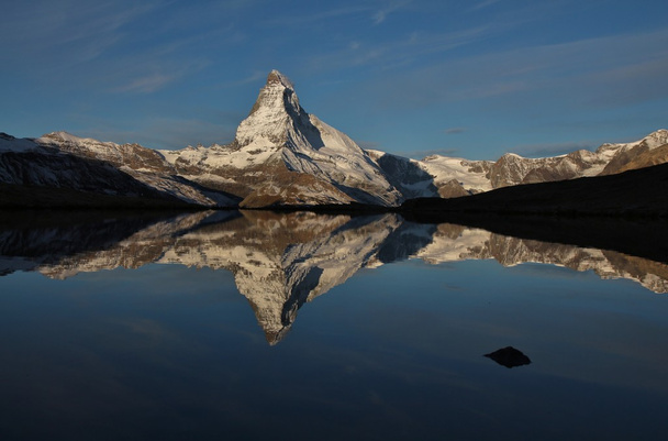 Sneeuw bedekte Matterhorn Mirroring In Lake Stellisee - Foto, afbeelding